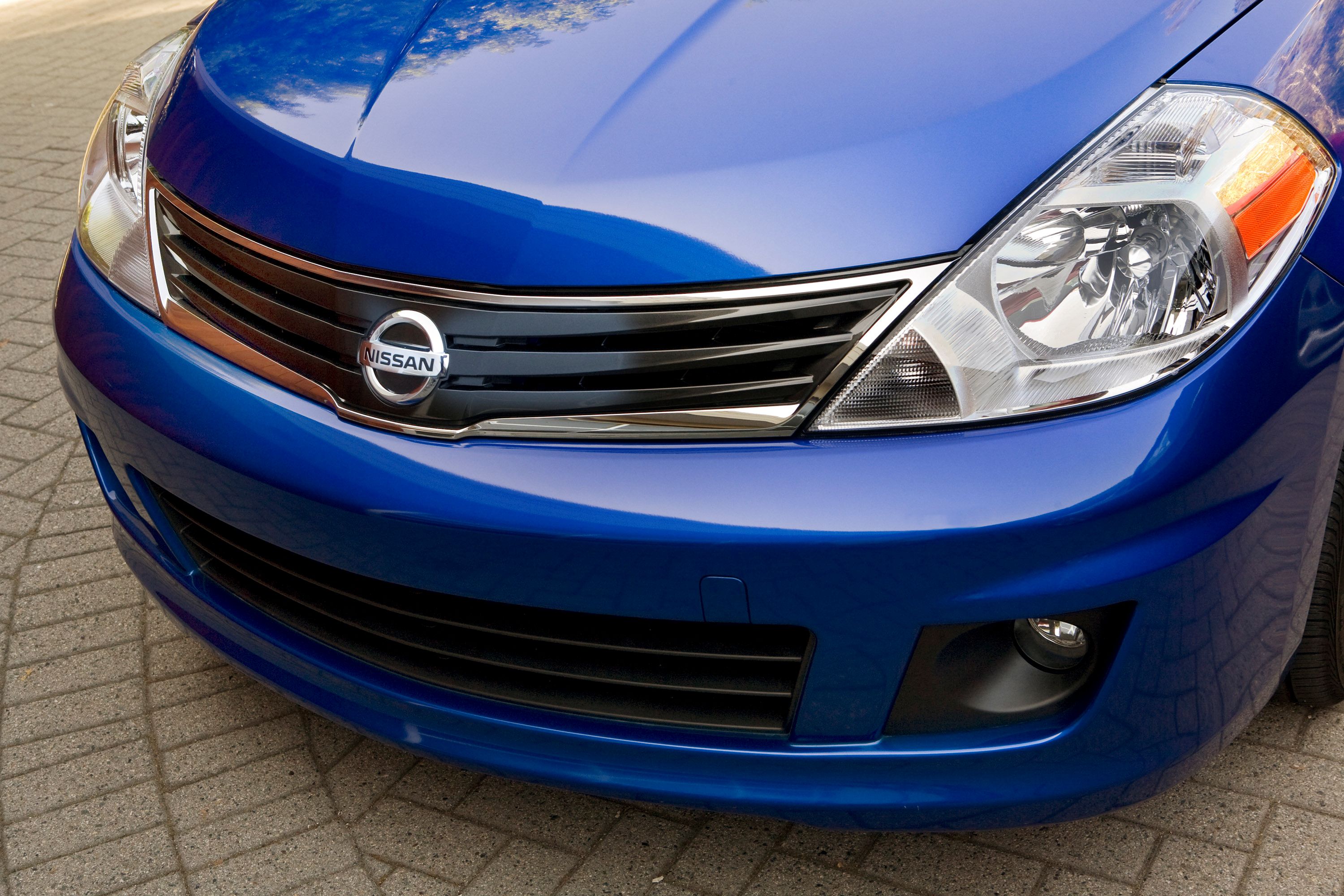 2011 Nissan Versa Hatchback Exterior Photos