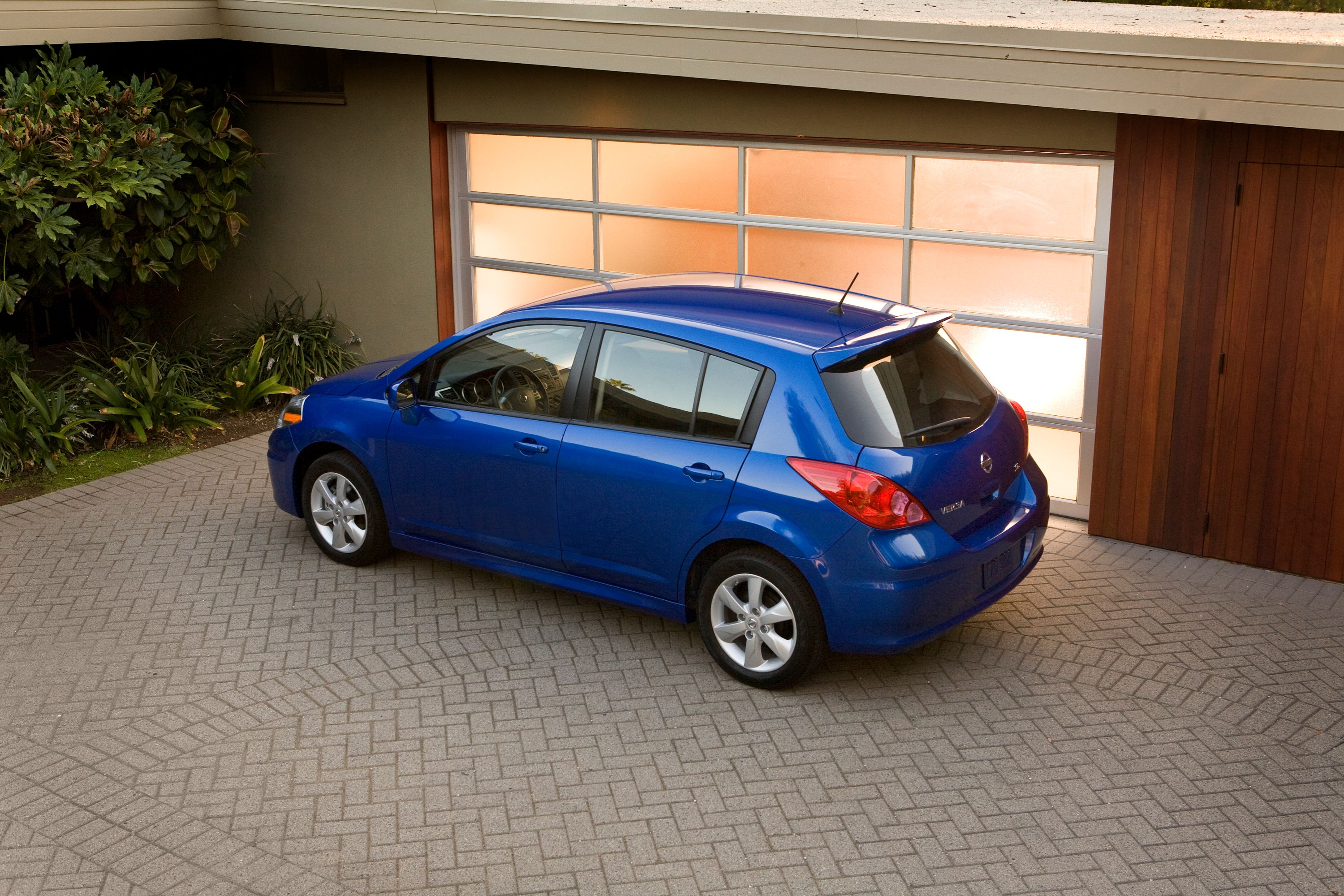 2011 Nissan Versa Hatchback Exterior Photos