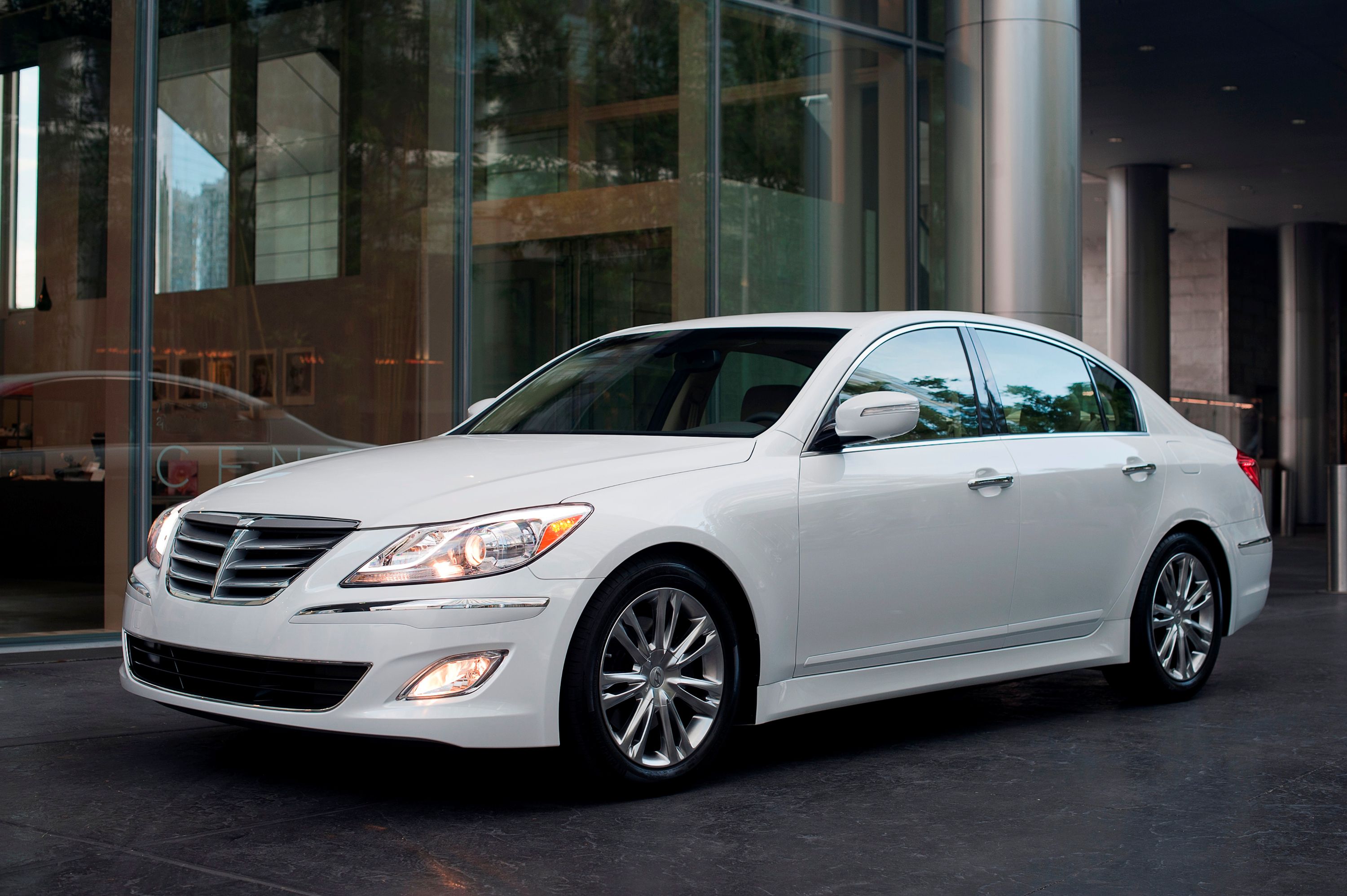 2013 Hyundai Genesis Pricing, Photos & Specs