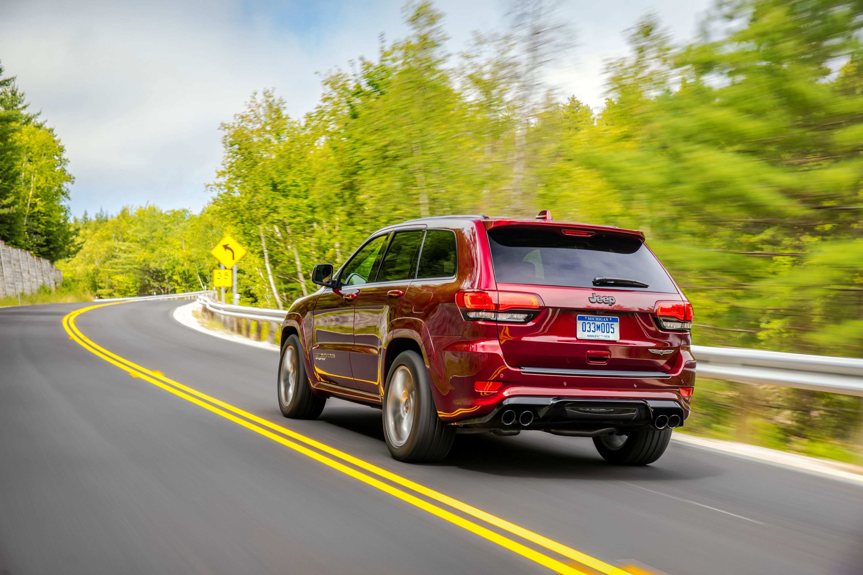 Jeep Grand Cherokee Trackhawk Is The Fastest SUV On Ice