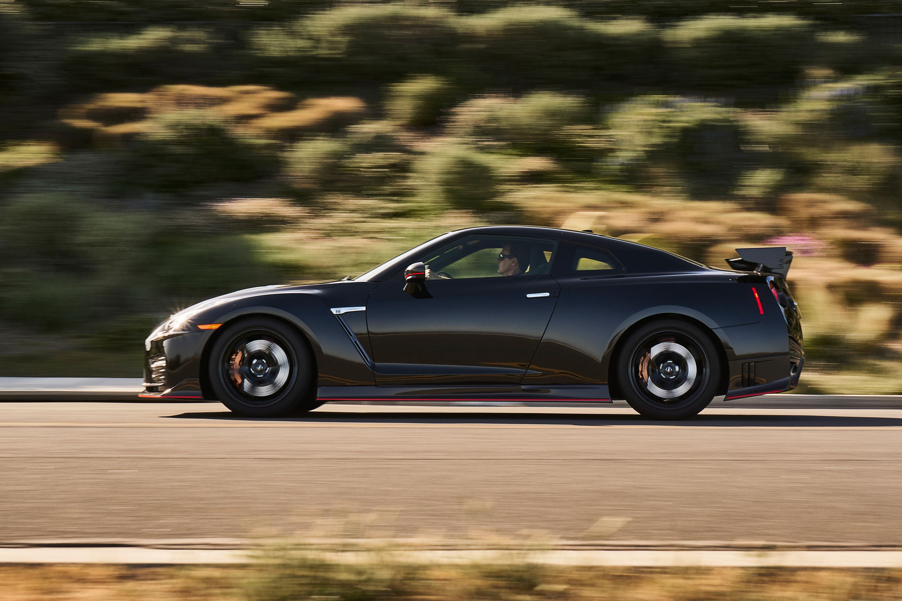 2017 Nissan GT-R NISMO Exterior Photos