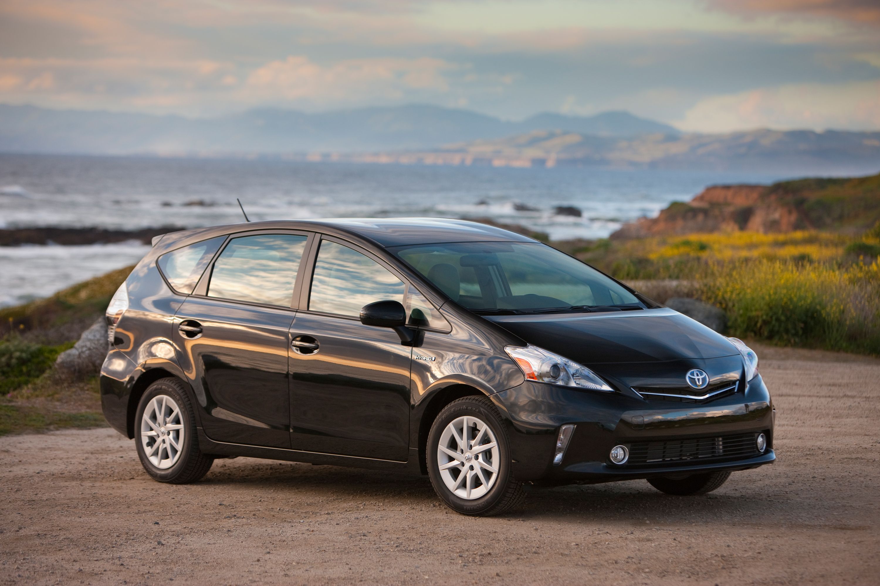 2012 Toyota Prius v Exterior Photos