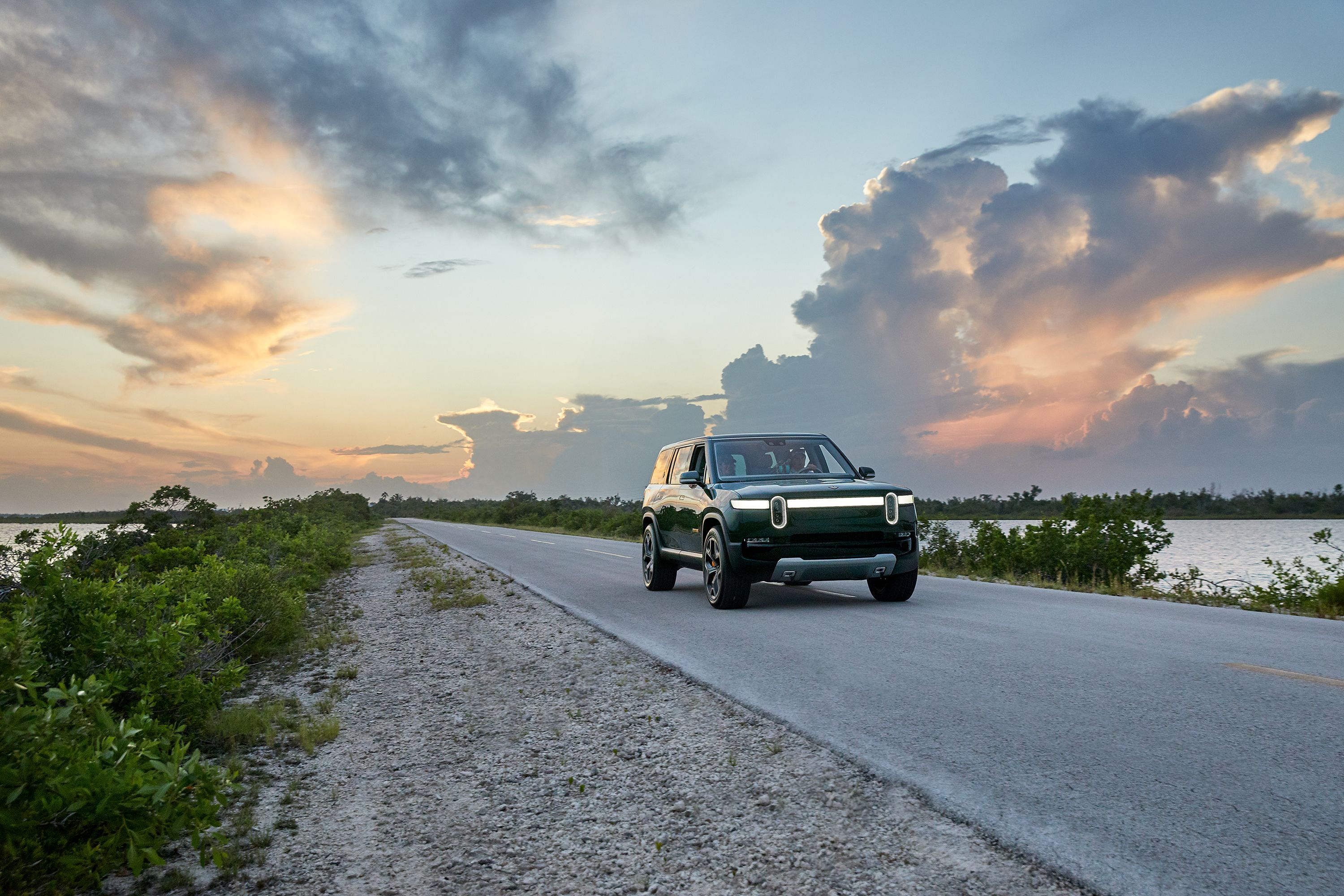 2024 Rivian R1S SUV Pricing, Photos & Specs