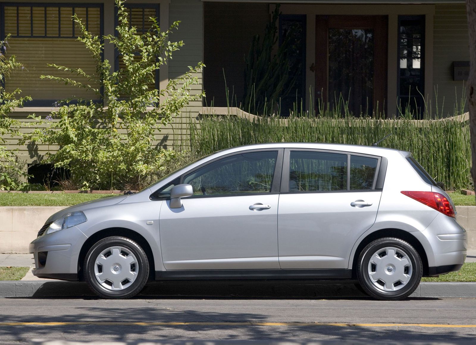 2008 Nissan Versa Hatchback Pricing, Photos & Specs