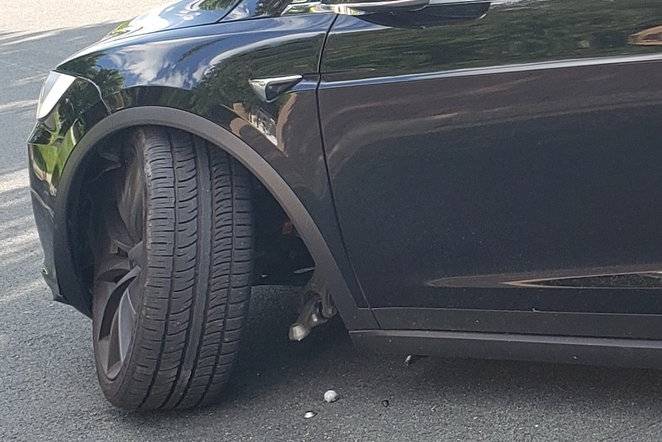Week-Old Tesla Model X Suffers Shocking Suspension Failure