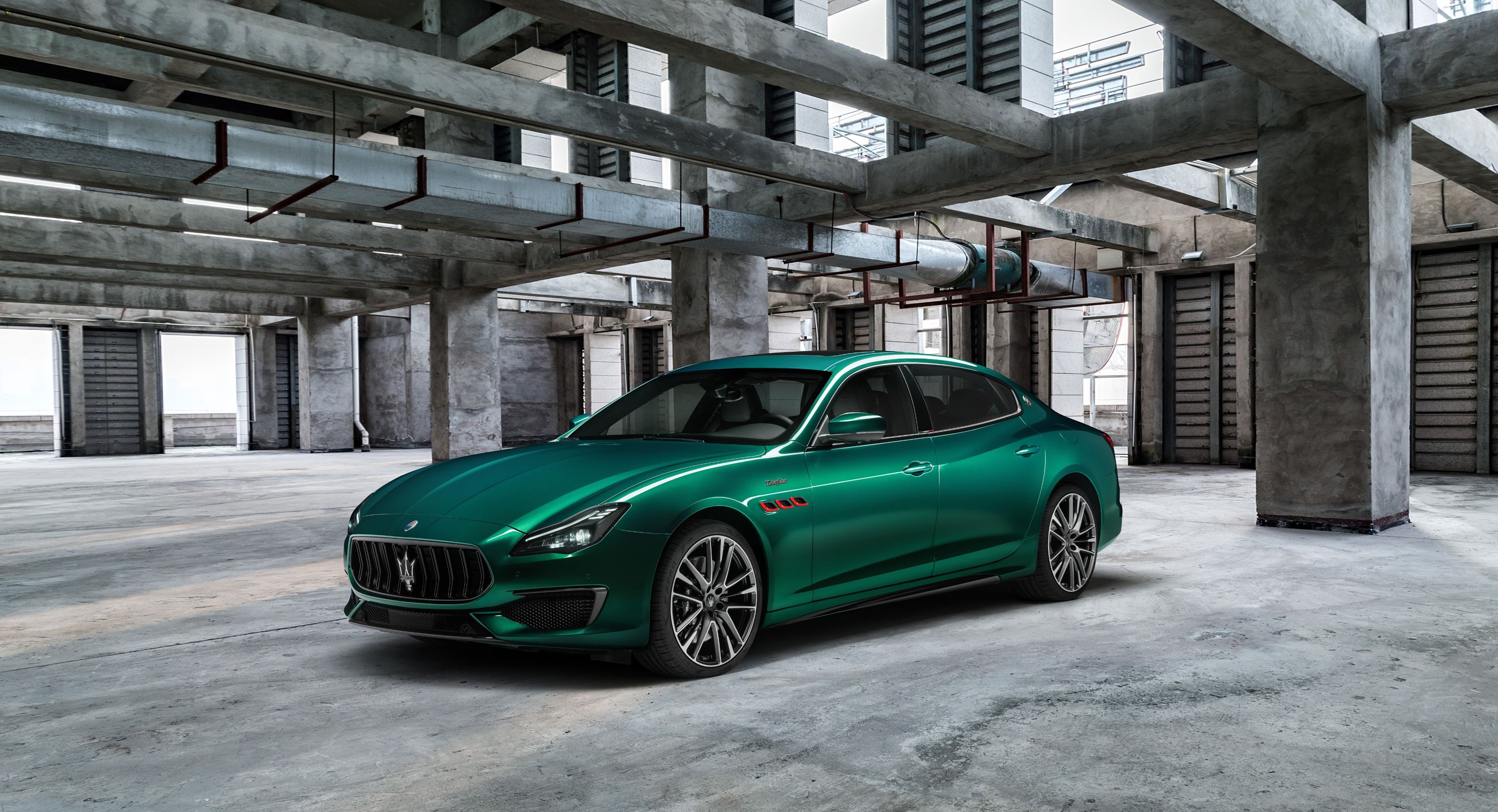 イタリア　パレッタ　ライト　ポリツィア　フィアット　フェラーリ　マセラティ 2021 Maserati Quattroporte Trofeo First Look Review: Completing