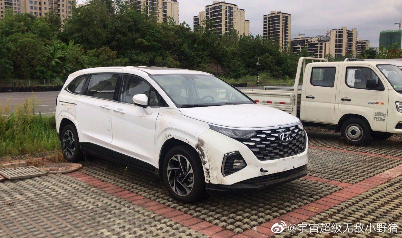 Hyundai's New Seven-Seat Minivan Has A Weird Design