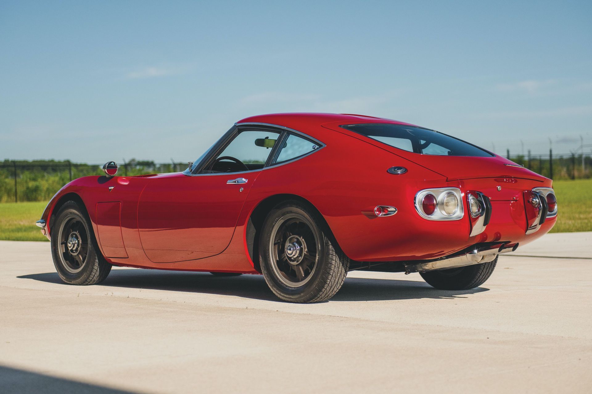 Super Rare LHD Toyota 2000GT Sells For 900 000