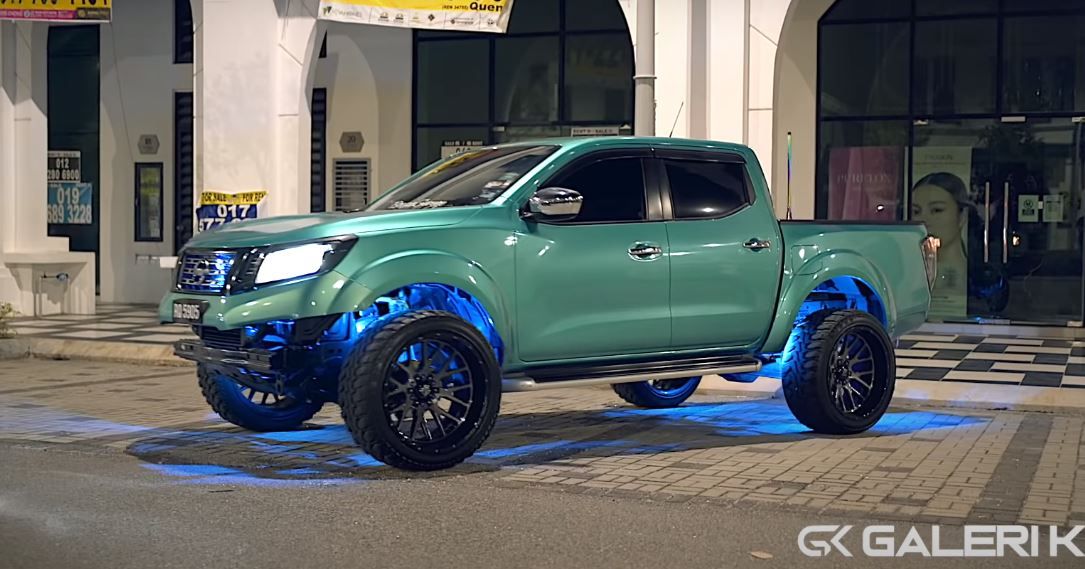 Modified Nissan Navara Looks Mean On 33-Inch Tires