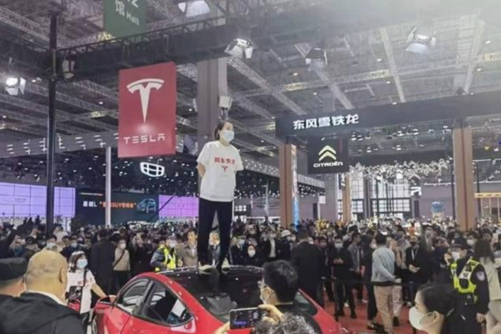 Angry Lady Climbs Onto Tesla Model 3's Roof To Complain About Dangerous ...
