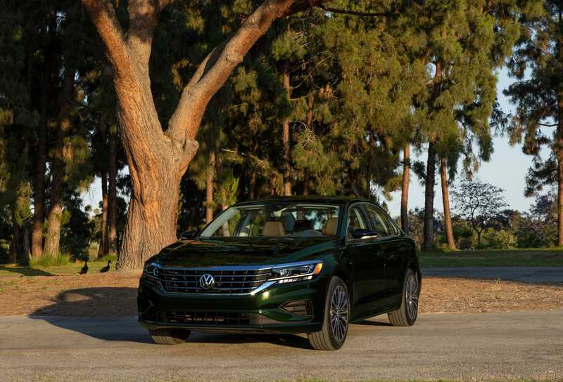 2012 Volkswagen Passat Pricing, Photos & Specs