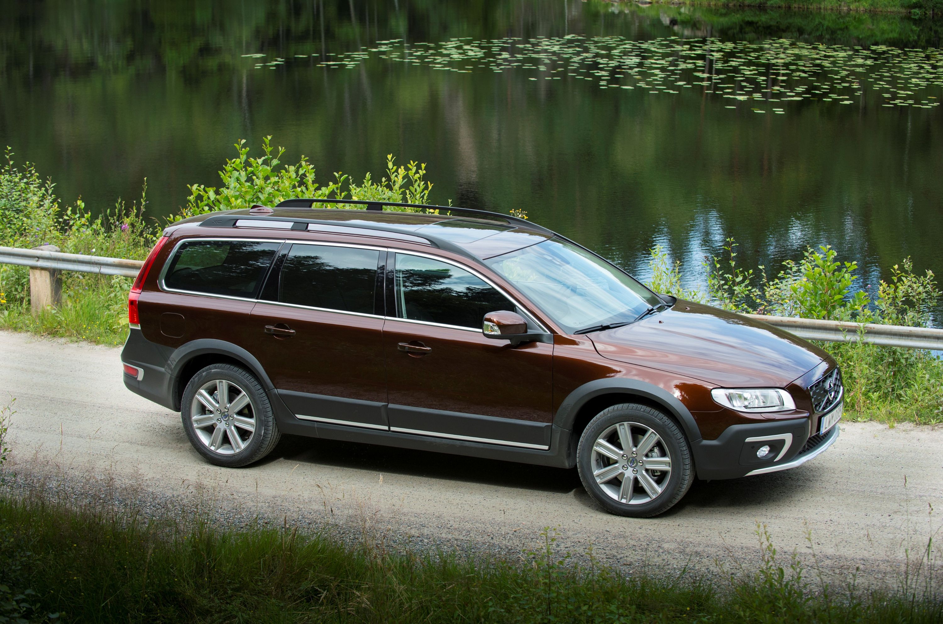 Volvo XC70: Review, Pricing, Photos, and Specs
