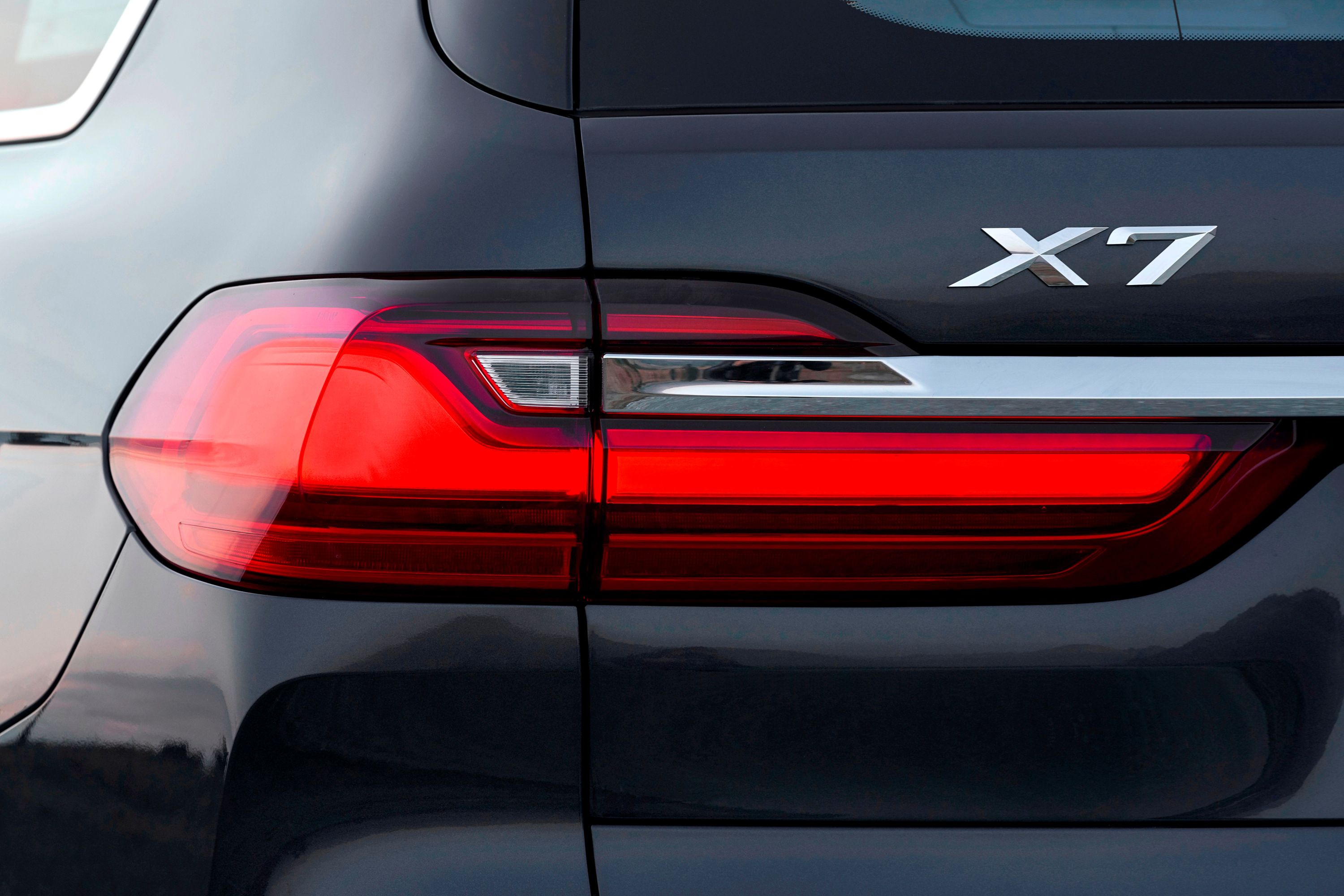 Large Luxury SUV Comparison: BMW X7 Vs. Range Rover