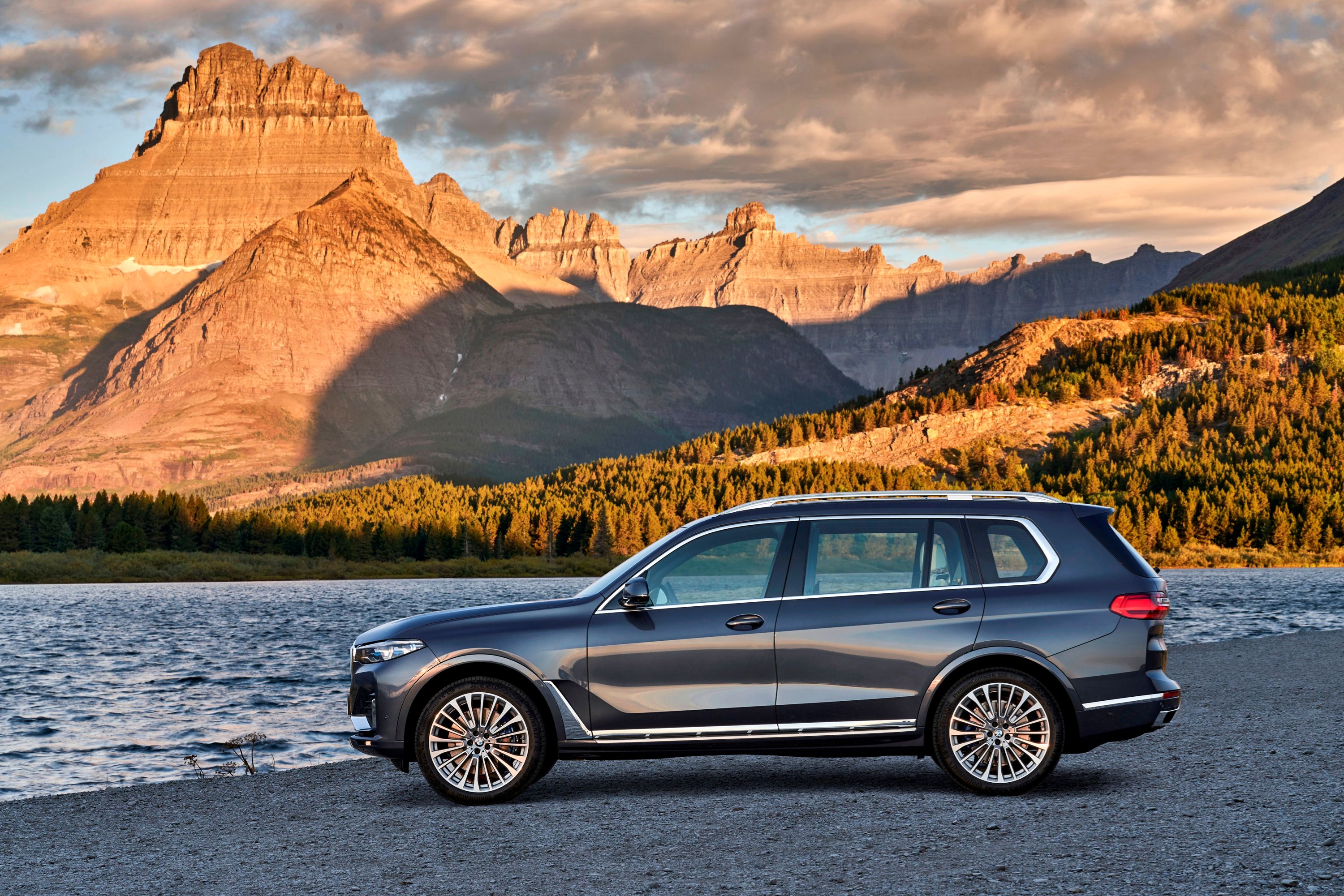Large Luxury SUV Comparison: BMW X7 Vs. Range Rover