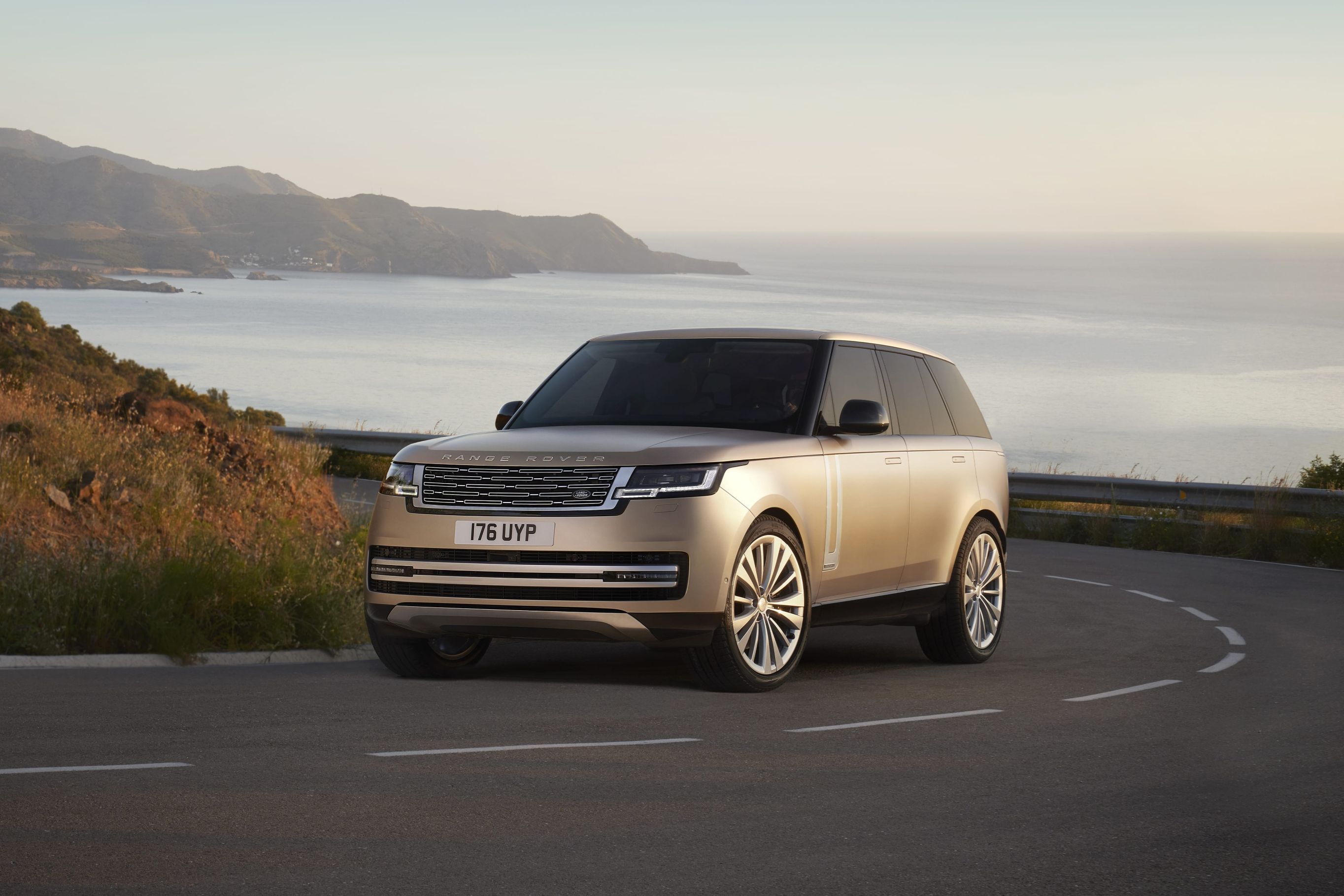 Large Luxury SUV Comparison: BMW X7 Vs. Range Rover