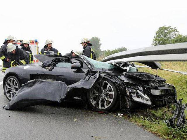 Passengers Escape Audi R8 Write-Off